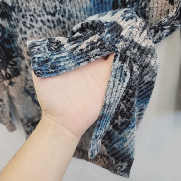 💕 Chico's Zenergy Cozy Paisley Print Cowl Neck Tunic Top Size 00P - Picture 7 of 12